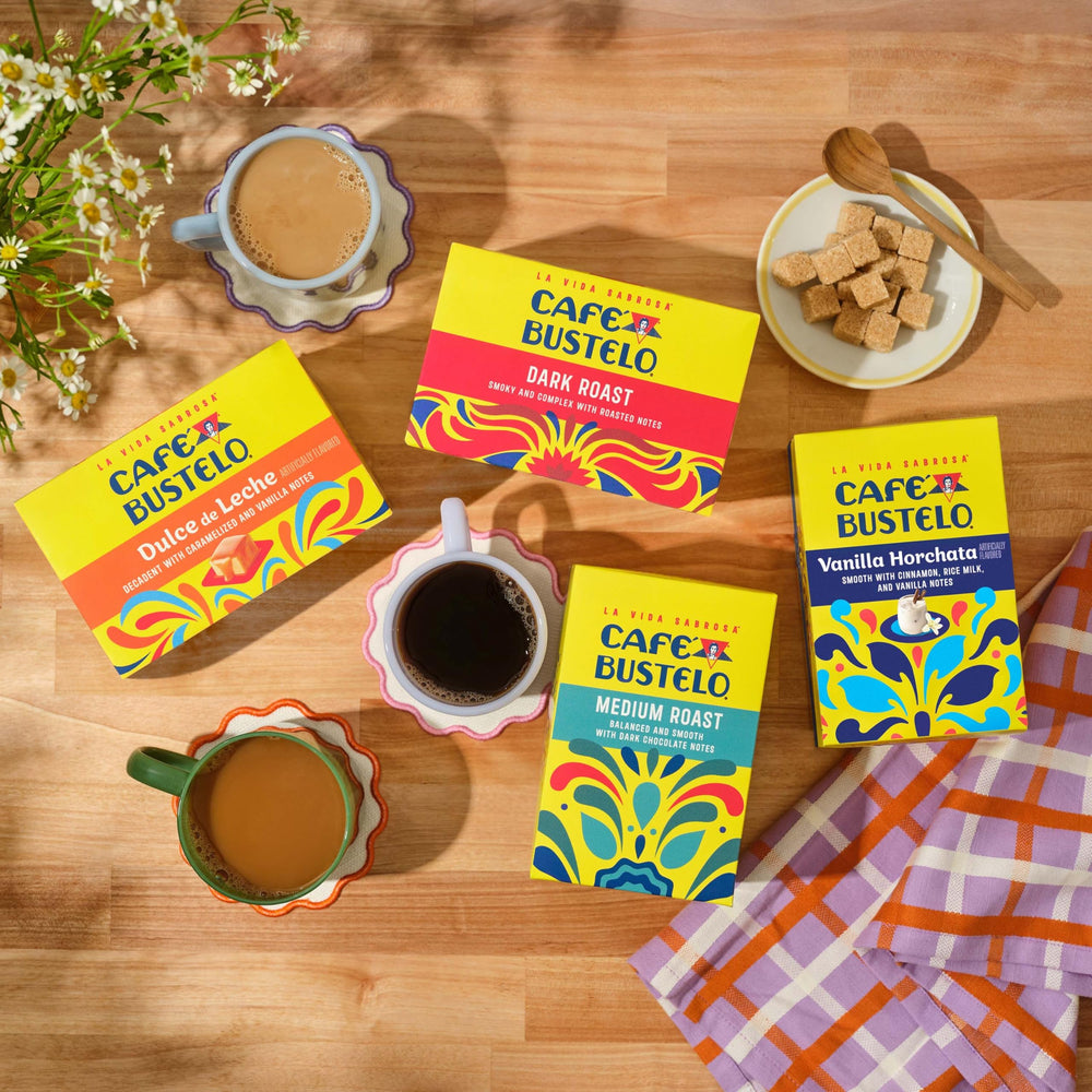 Café Bustelo vertido de leche en taza resaltando buena mezcla con lácteos