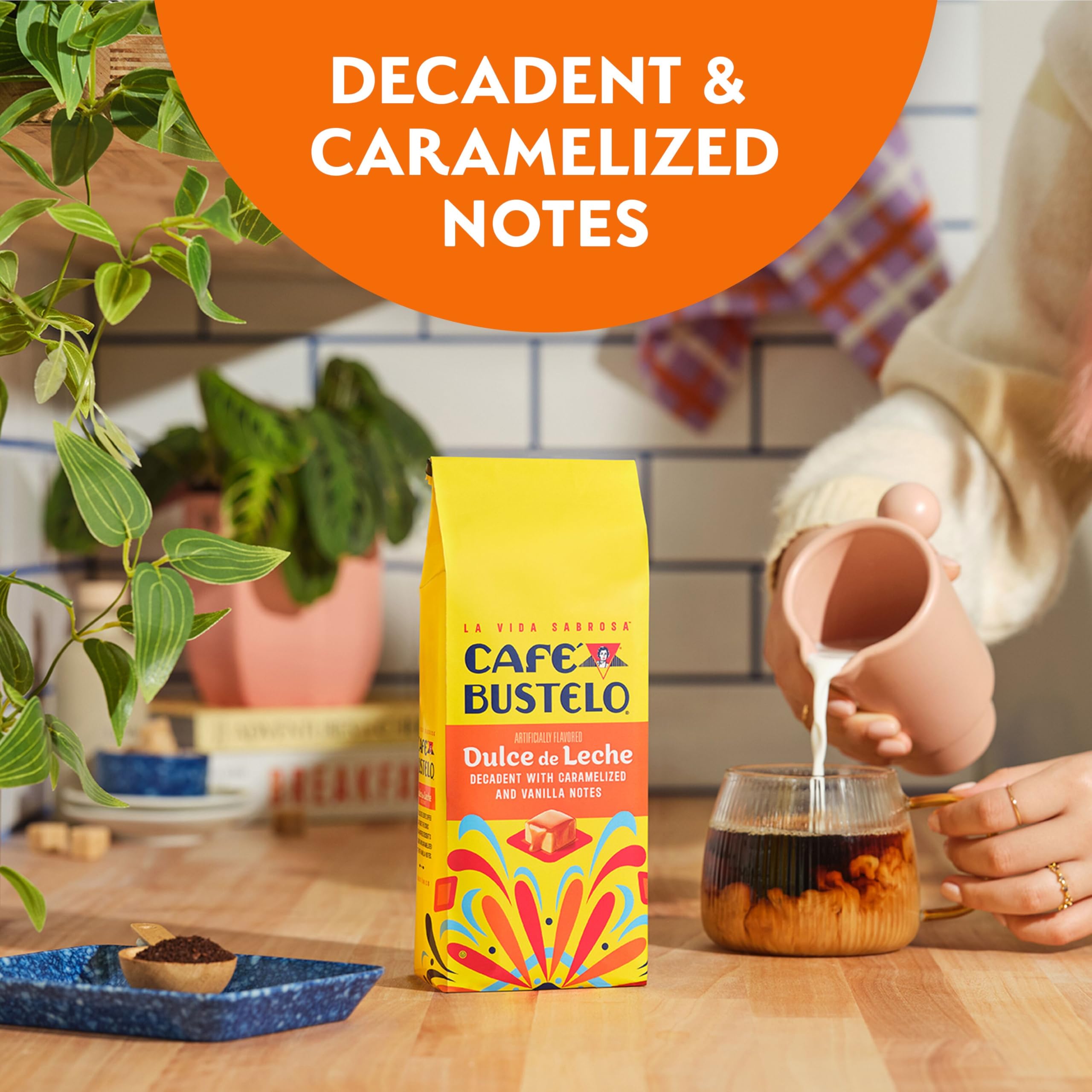 Café Bustelo servido en taza caliente con espuma, sabor reconfortante