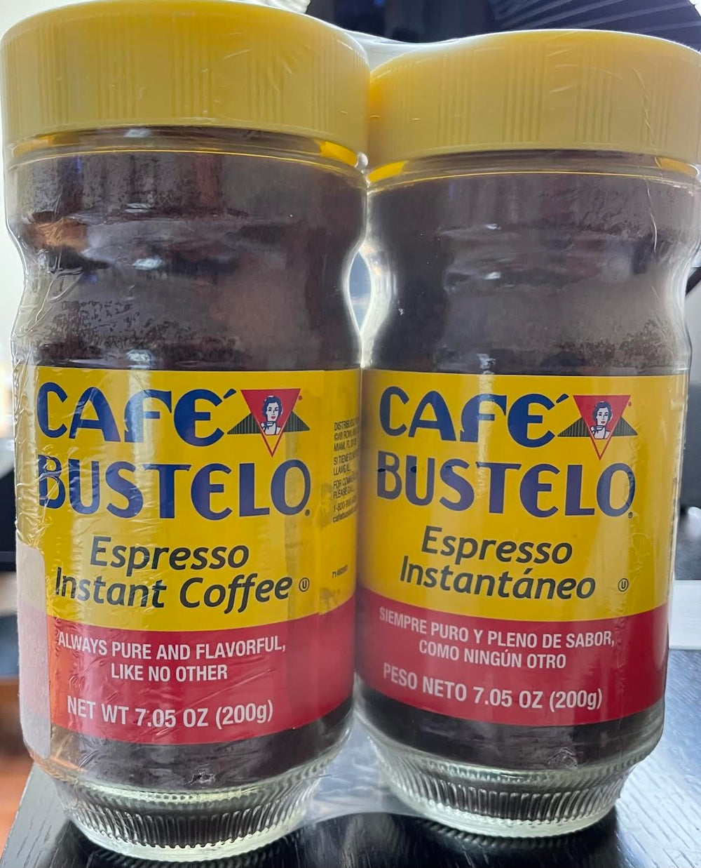 Cafe Bustelo taza servida con espuma, listo para beber y disfrutar