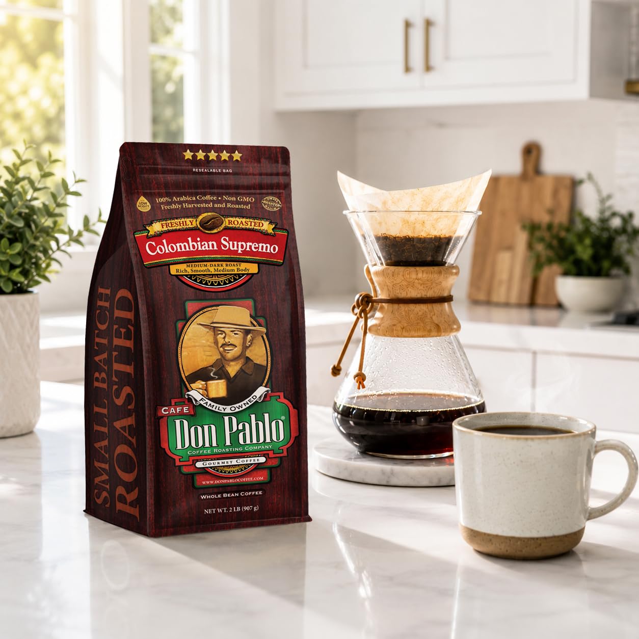 Cafe Don Pablo bolsa junto a una mano para comparar tamaño práctico