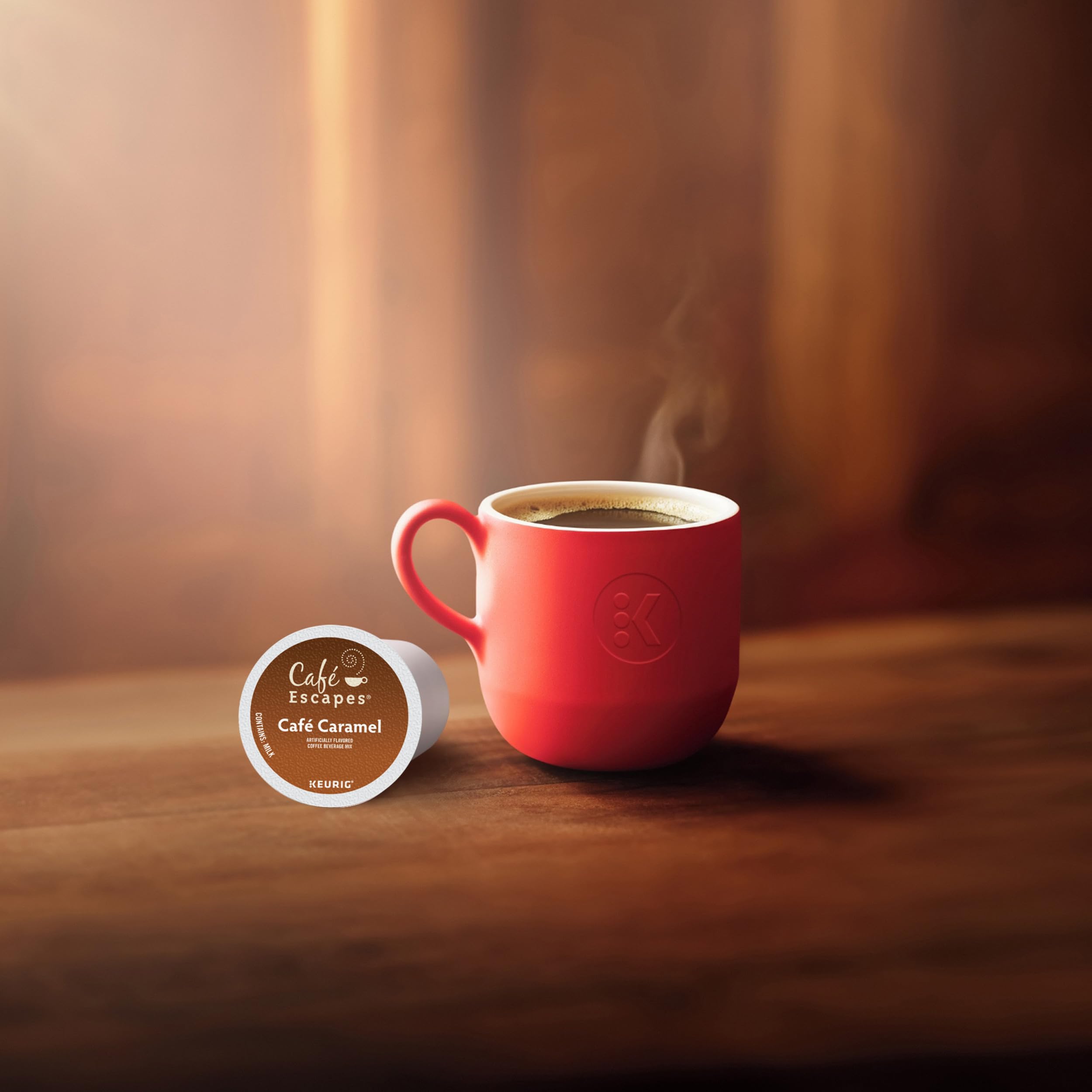 Café Escapes taza servida con espuma y caramelo, aporta indulgencia cremosa inmediata