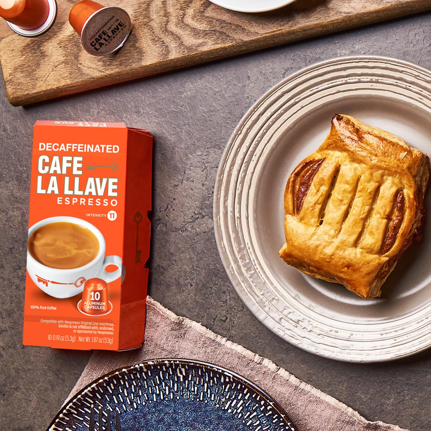 Cafe La Llave taza en mesa de desayuno estilo latino, sensación acogedora