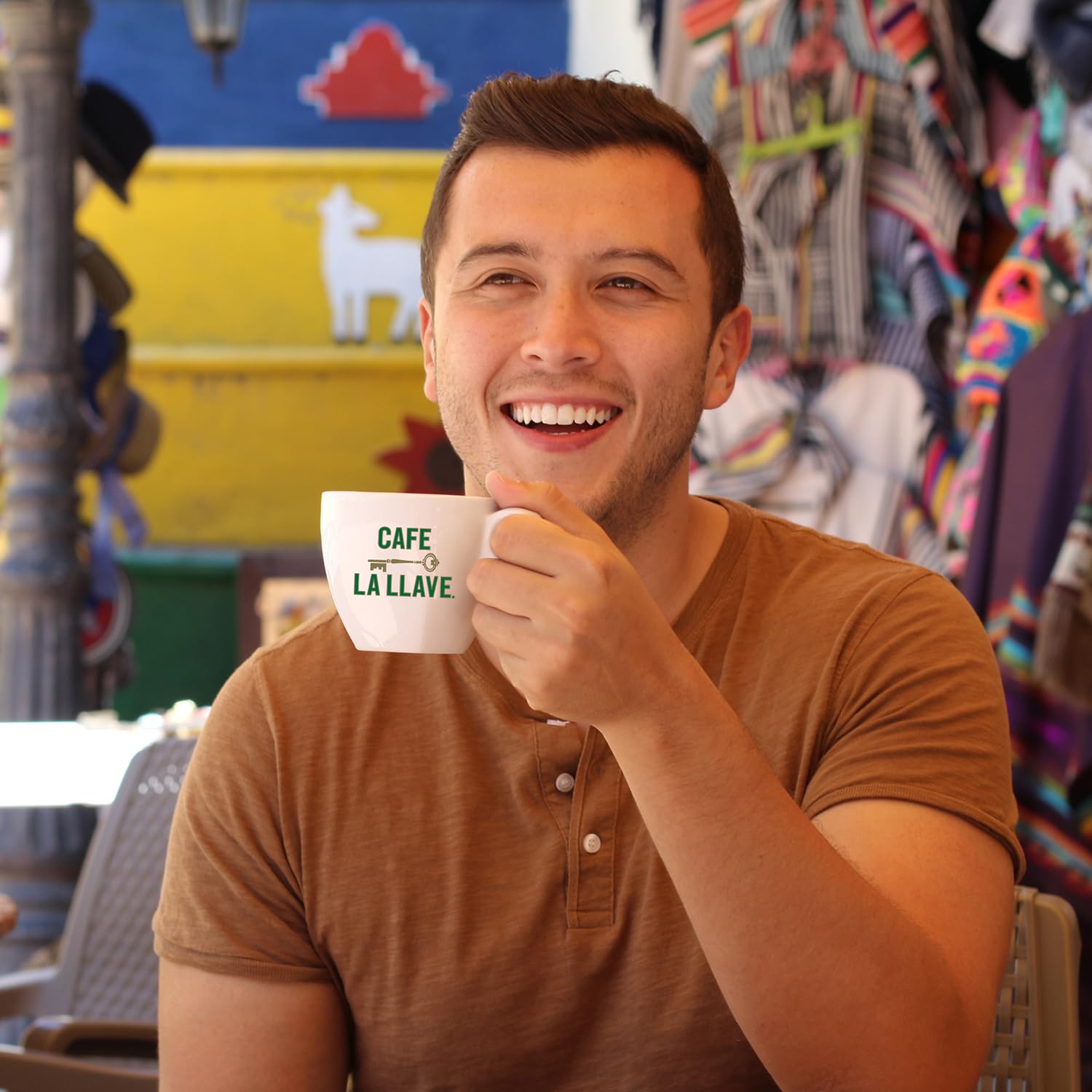Cafe La Llave cápsula junto a una mano para ver la escala