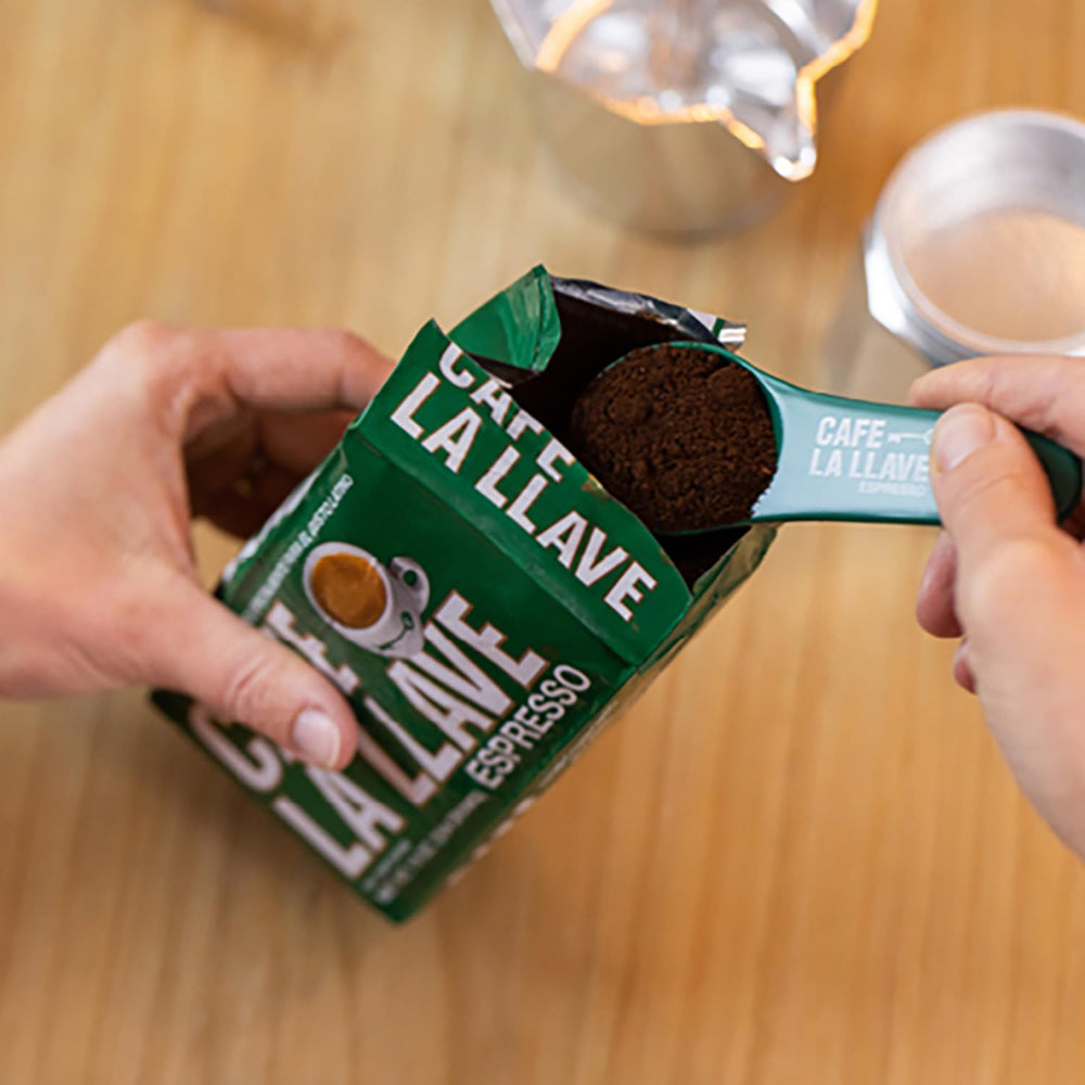 Cafe La Llave comparación de tamaño 10 oz junto a taza, porción conveniente