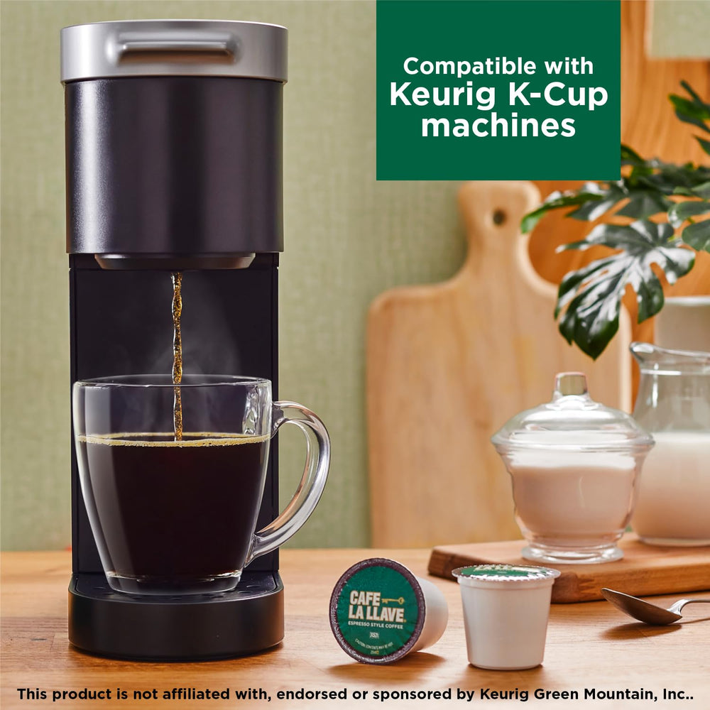 Cafe La Llave taza servida con espresso oscuro y crema atractiva