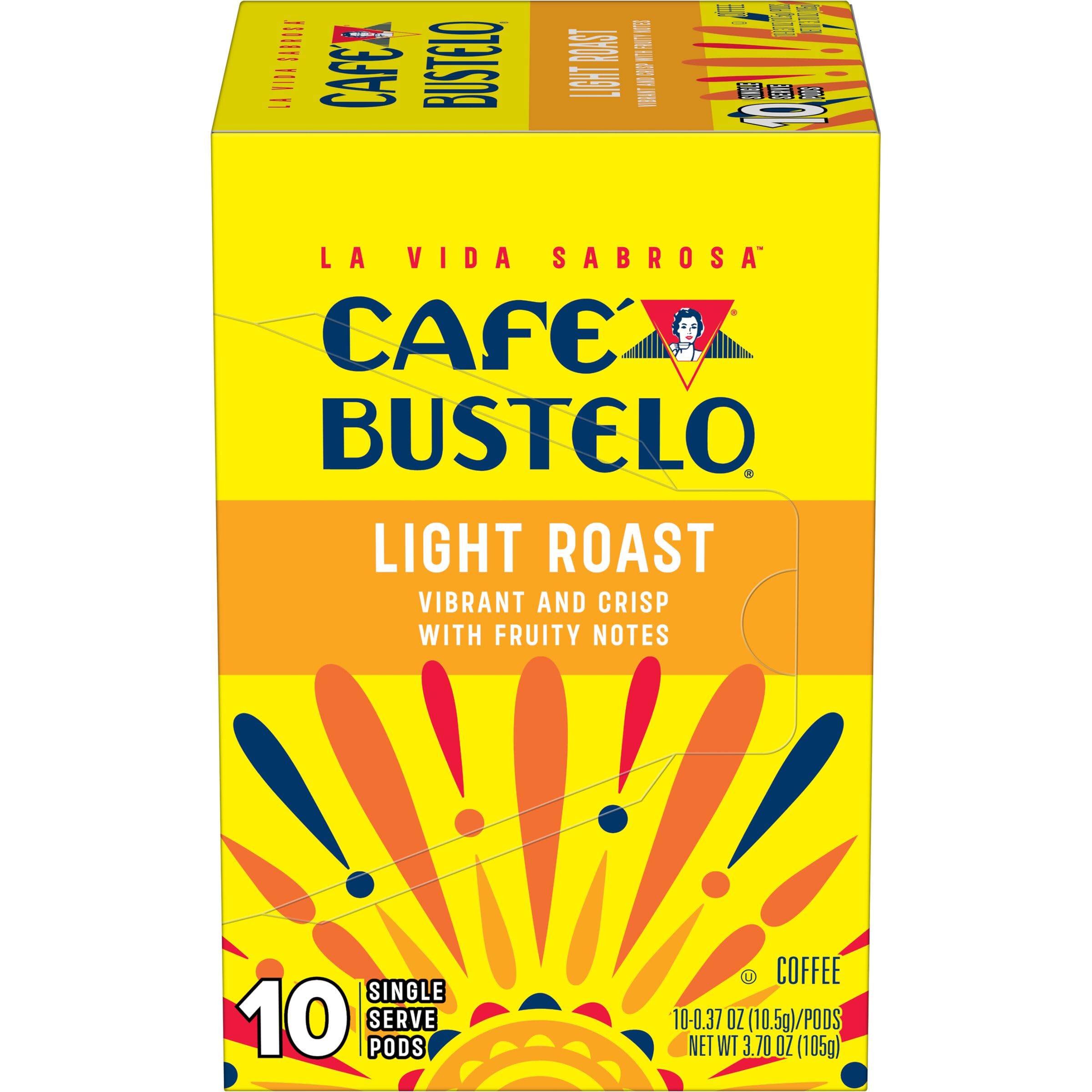 Café Bustelo cápsula en mano para comparar tamaño y llevar a viaje