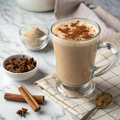 Caffe D'Vita vaso servido de chai latte espumoso mostrando apariencia cremosa