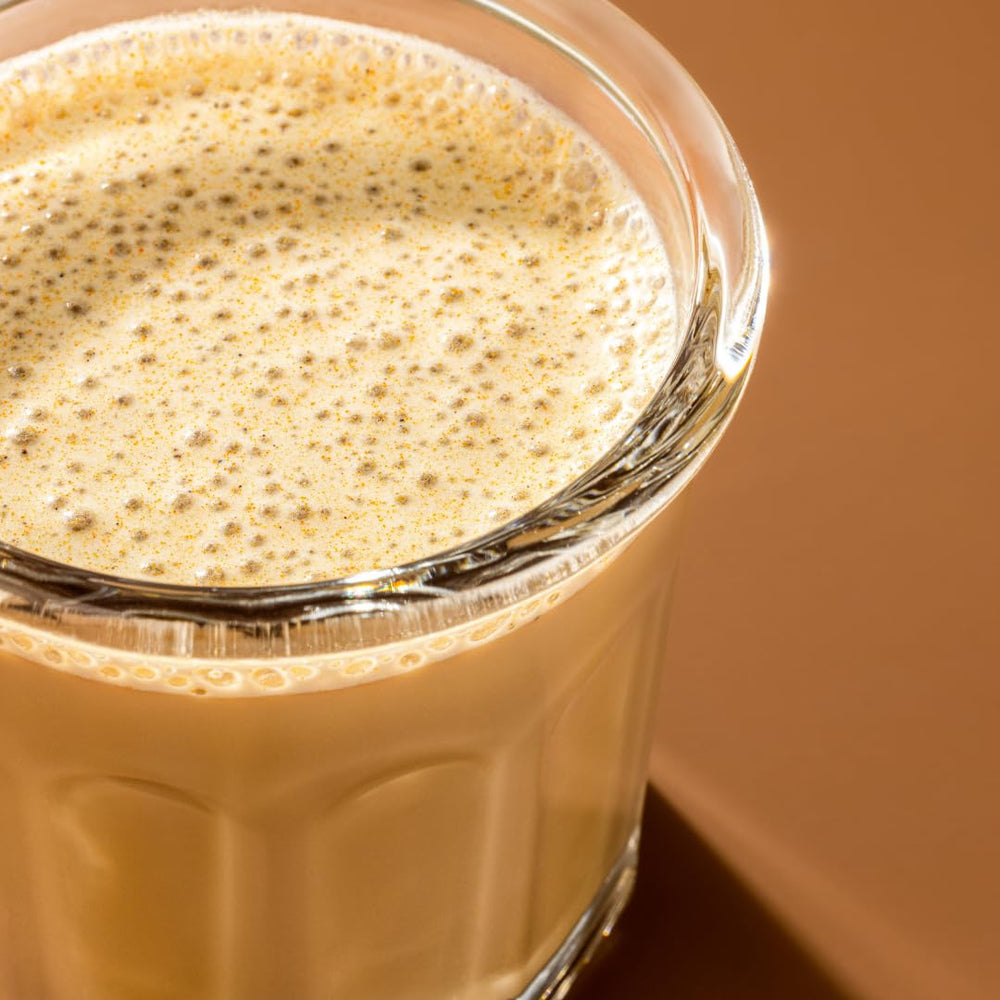 CAFFEINE ARMY en mesa de desayuno con fruta reflejando rutina saludable y sabor