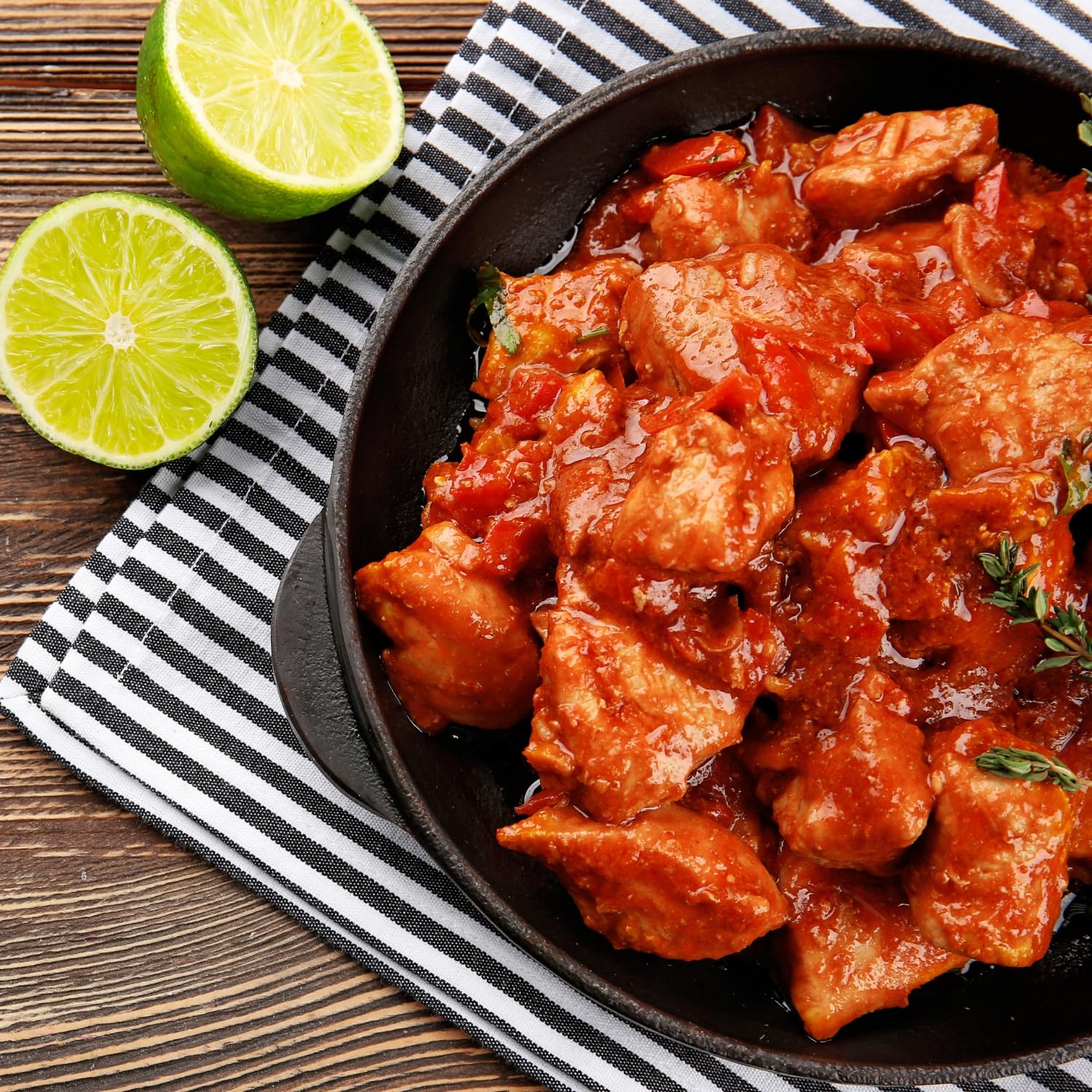 Cajun Power botella junto a objeto cotidiano para comparar tamaño práctico