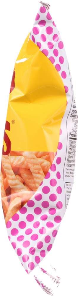 Calbee bolsa junto a una mano para comparar tamaño de 4 oz, práctico y portátil