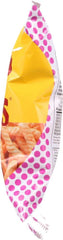 Calbee bolsa junto a una mano para comparar tamaño de 4 oz, práctico y portátil