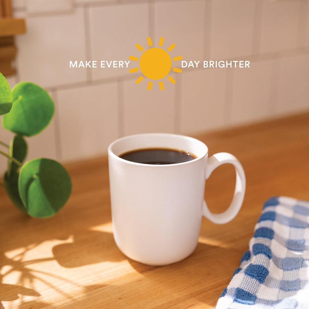 Cameron's Coffee bolsa junto a una mano para comparar tamaño y facilitar compra informada