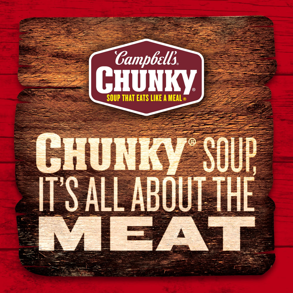 Campbell’s Chunky lata siendo depositada en contenedor reciclable responsable