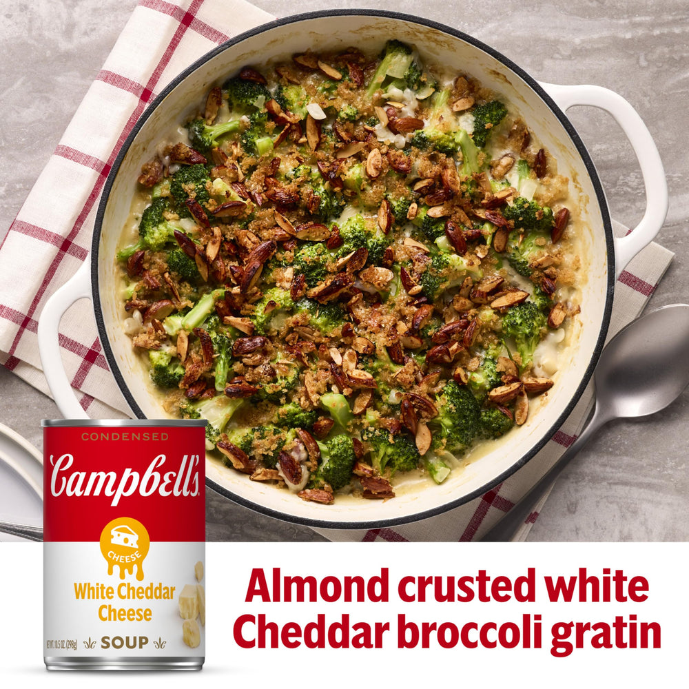 Campbell's lata en mano para comparar tamaño y facilidad de almacenamiento
