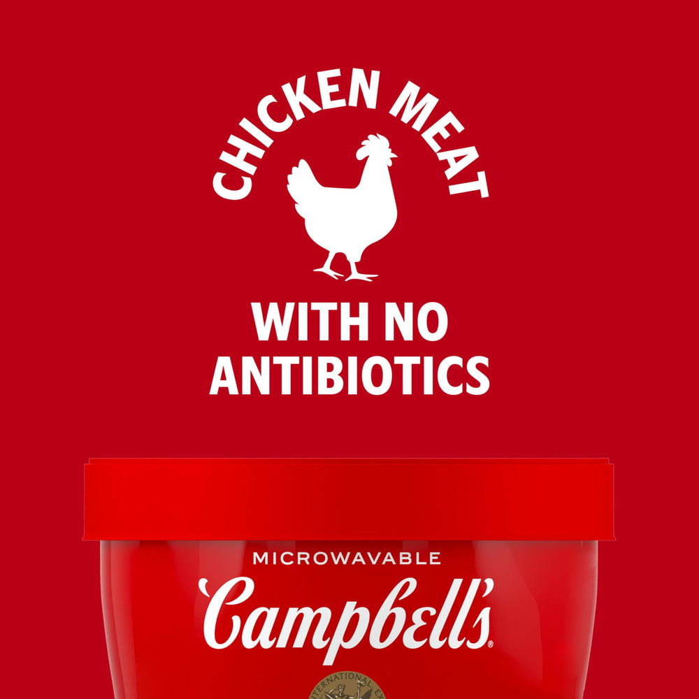 Campbell's primer plano de fideos y caldo resaltando textura y sabor hogareño