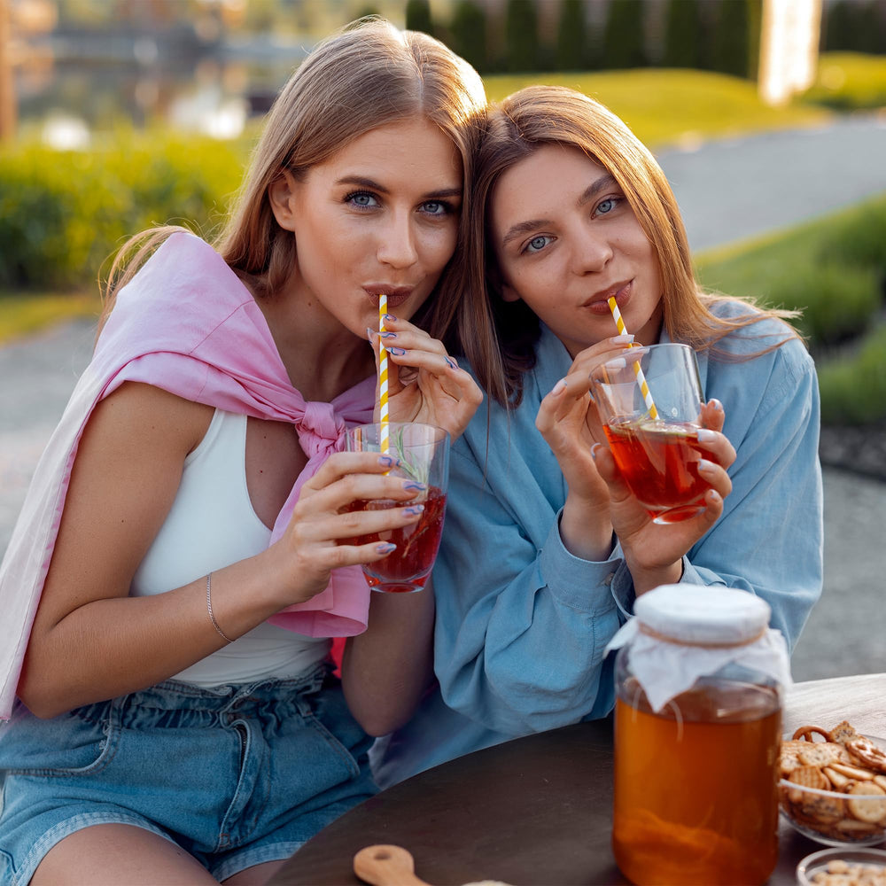 Cane Brew servido en vaso con hielo para una bebida refrescante