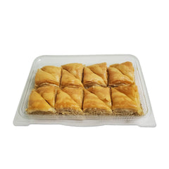 Cedar Pastries triángulo en mano para comparar tamaño, porciones prácticas para compartir
