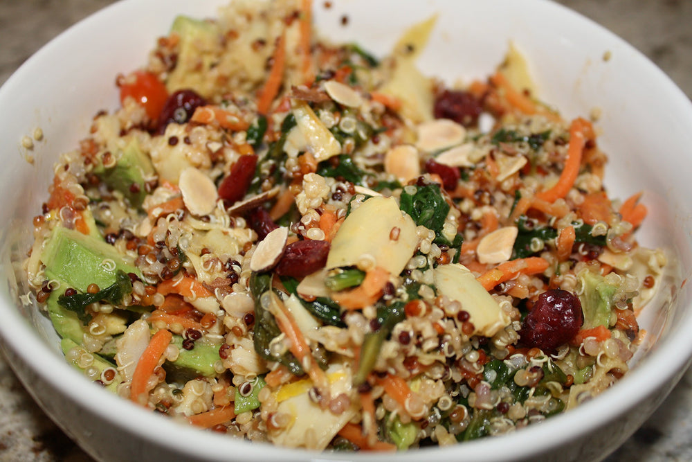 Cereausly quinoa cocida en primer plano destacando textura suelta y esponjosa