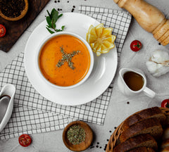 Çerez Pazarı hojas en tetera infusionando, resultado aromático y refrescante