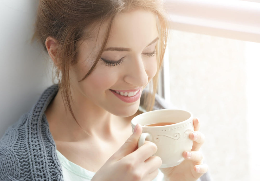 Cha4TEA cápsula junto a una taza para comparar tamaño y porción