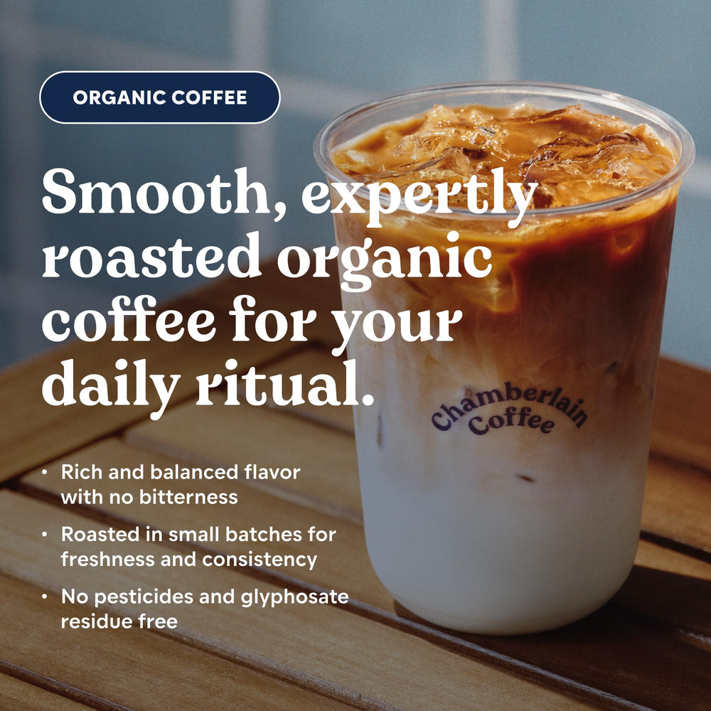 Chamberlain Coffee taza cerámica con el café servido, muestra sabor brillante