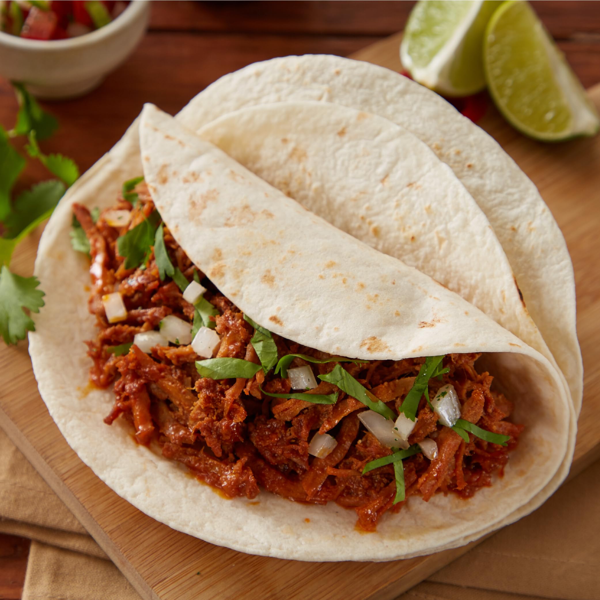 Chata chilorio en cocina listo para servir con guarniciones rápidas