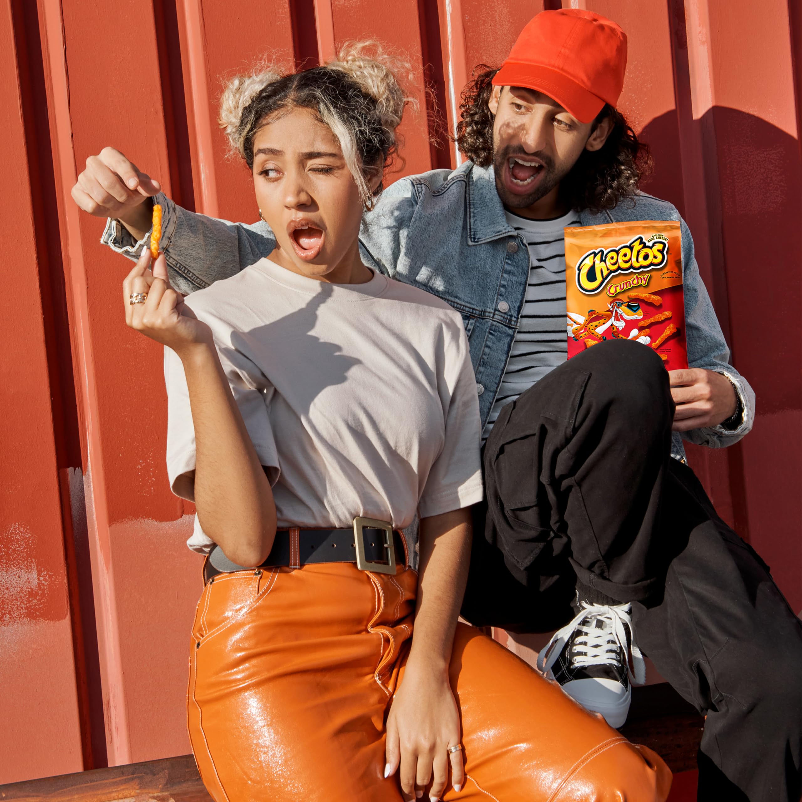 Plano detalle de migas y polvo de queso Cheetos, muestra sabor real