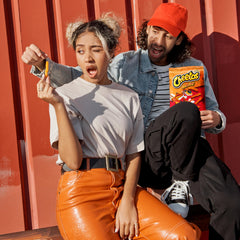 Plano detalle de migas y polvo de queso Cheetos, muestra sabor real