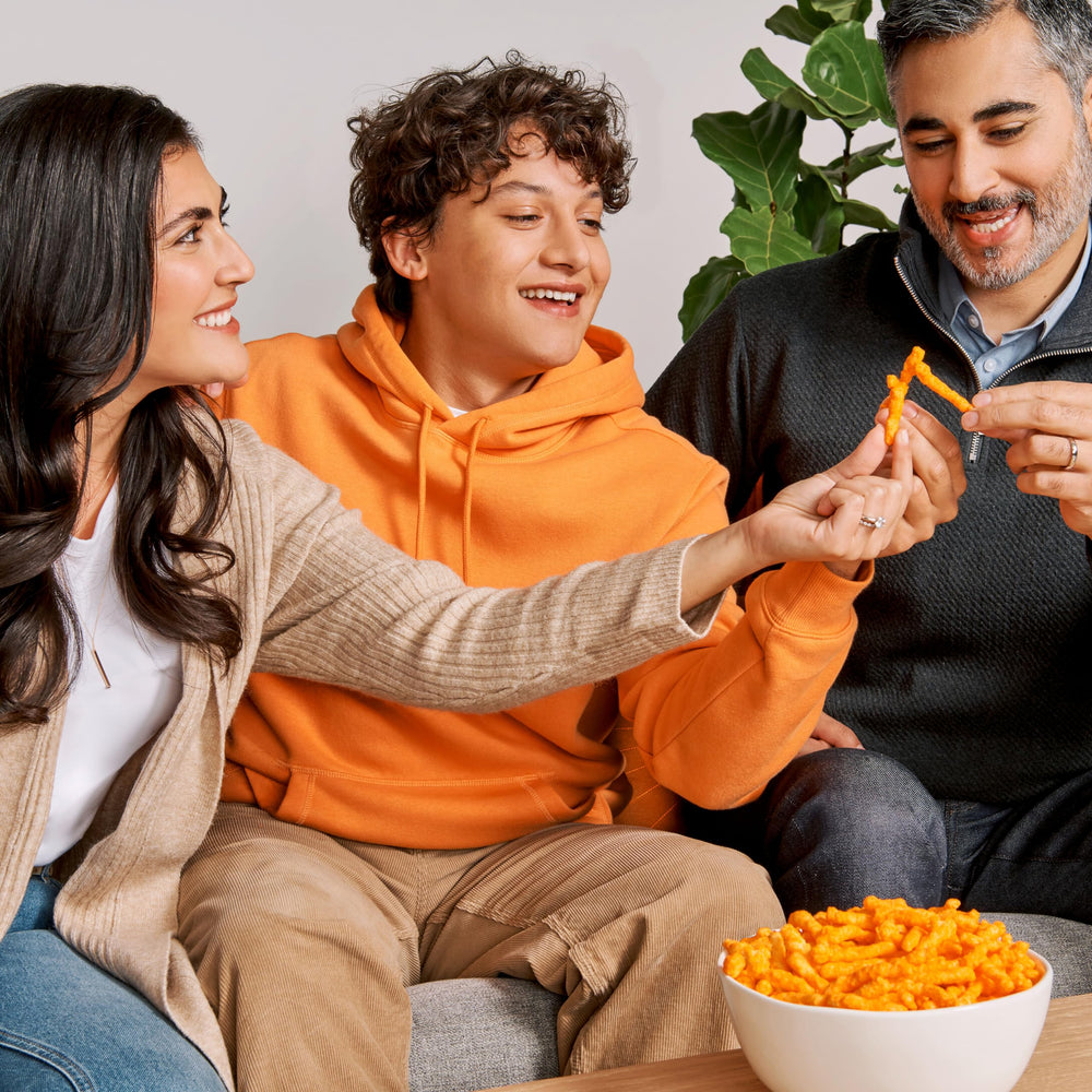 Comparación de escala con mano para tamaño de bolsa Cheetos, porción útil