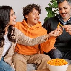 Comparación de escala con mano para tamaño de bolsa Cheetos, porción útil