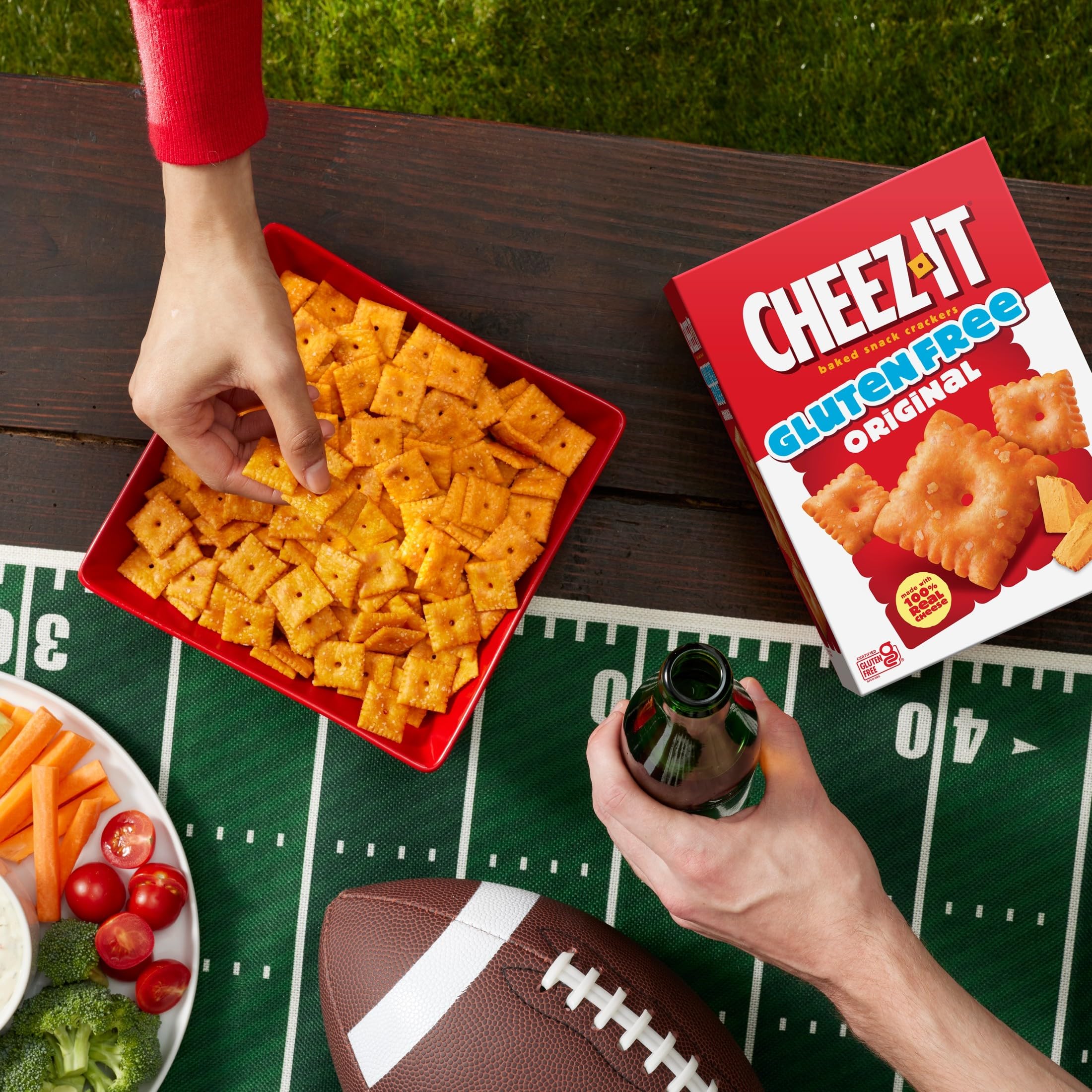 Cheez-It familia disfrutando crackers en noche de película