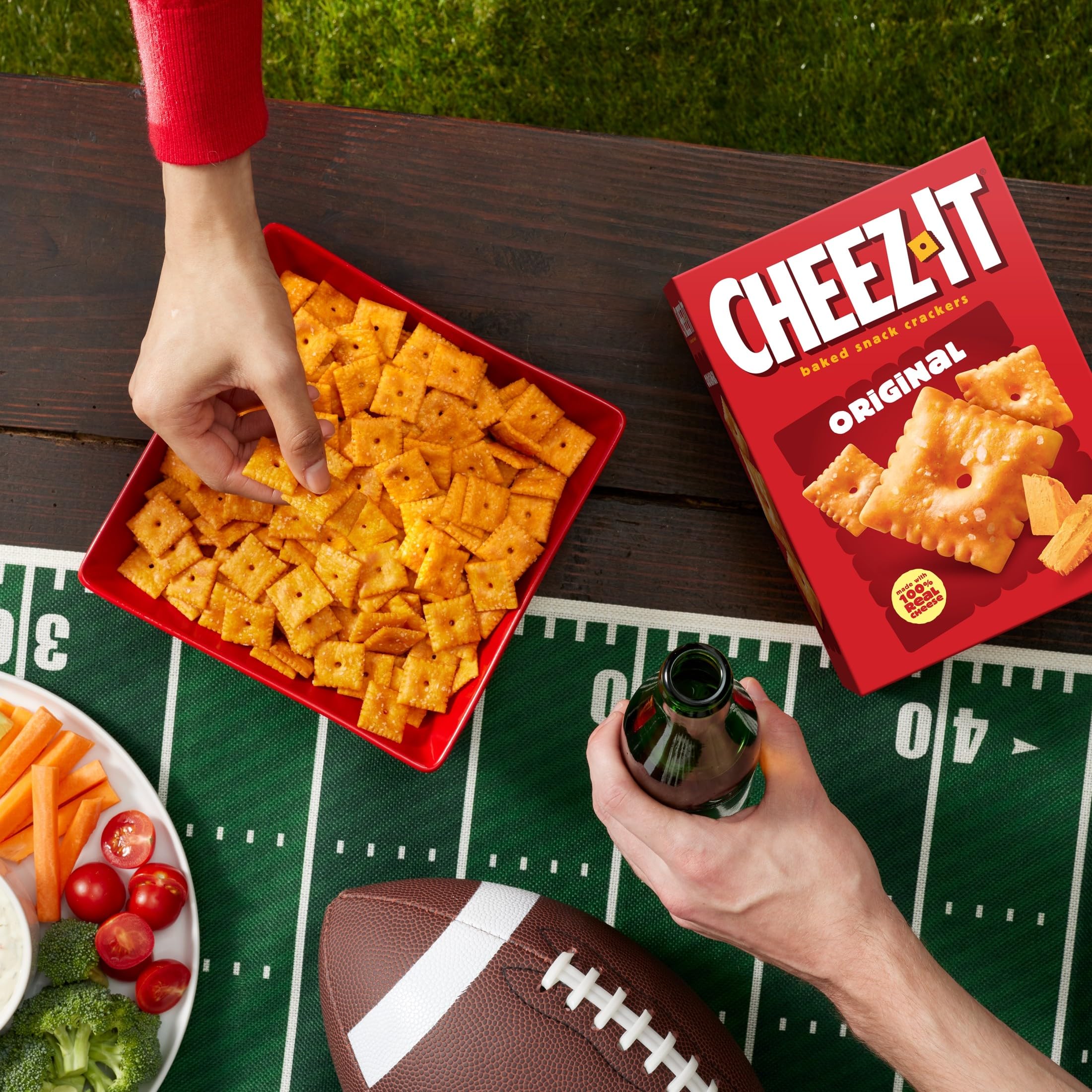 Cheez-It galletas dentro de una lonchera escolar, práctico snack para llevar