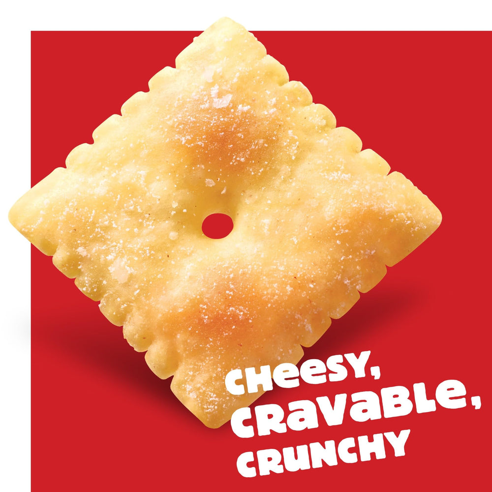 Cheez-It bolsita en mano muestra tamaño portátil y fácil transporte