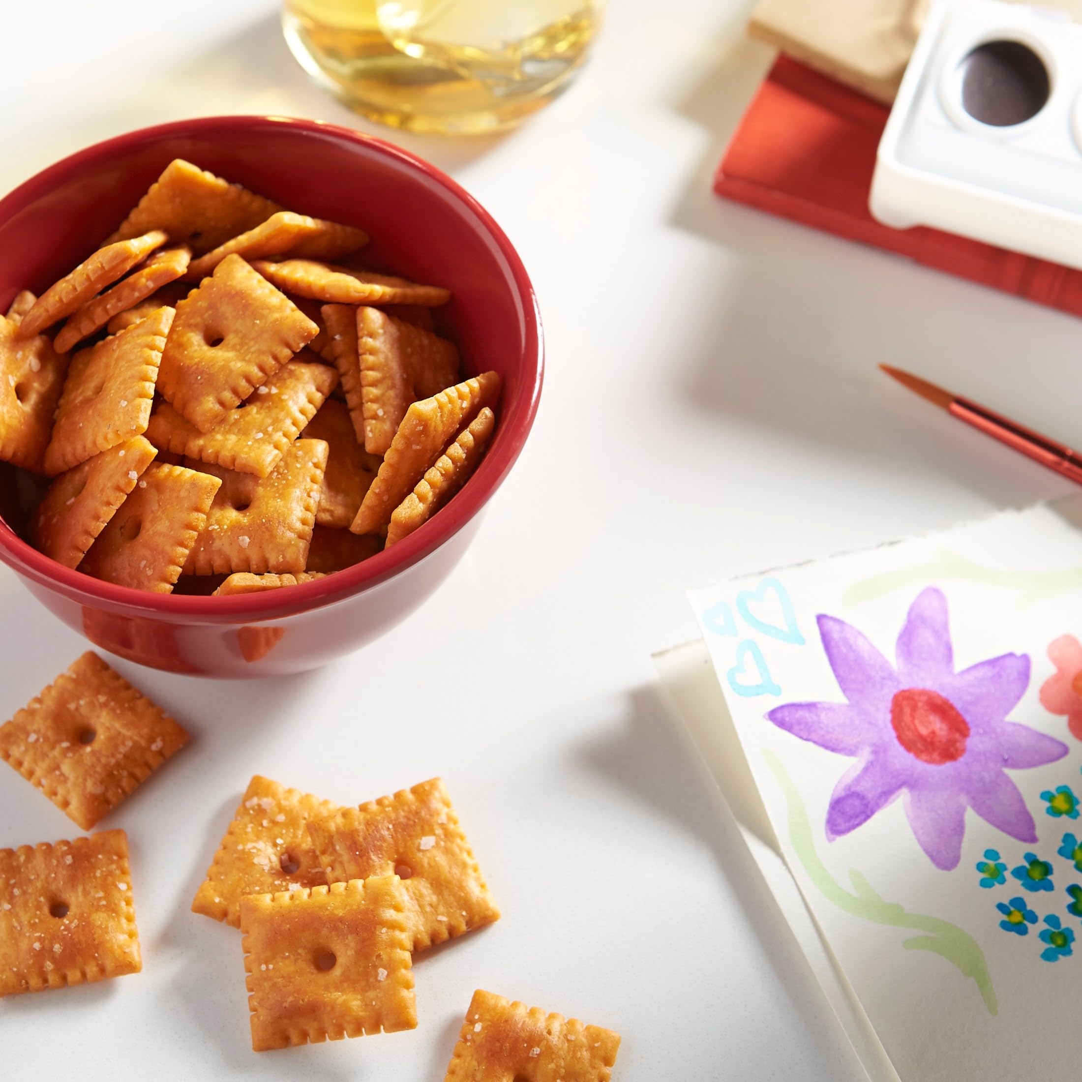 Cheez-It junto a una moneda para comparar tamaño y control de porciones