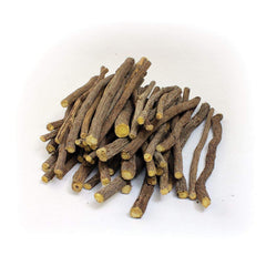 Perro masticando Chew Sticks Peppermint disfrutando entretenimiento y estimulación oral