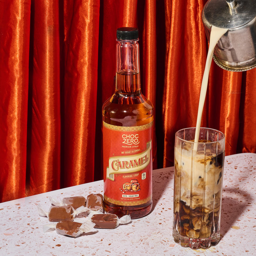 ChocZero jarabe verter sobre helado casero para postre bajo en azúcar