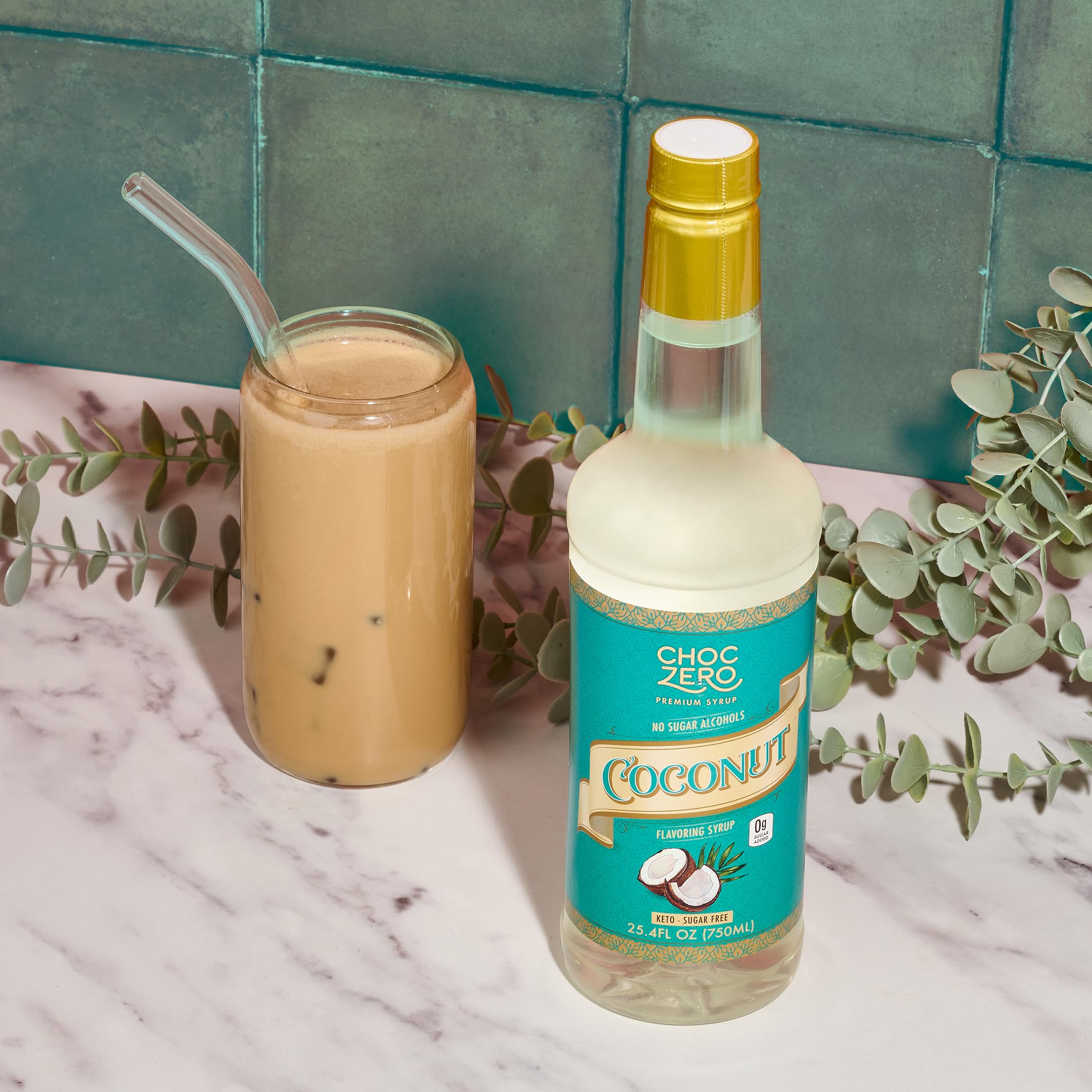 ChocZero botella con ingredientes sugeridos para bebidas y postres