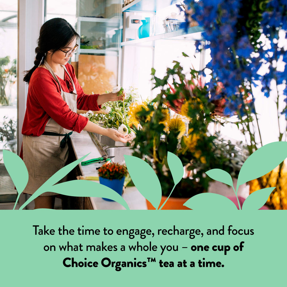 Choice Organic Teas comparación de tamaño junto a una taza para visualizar porciones