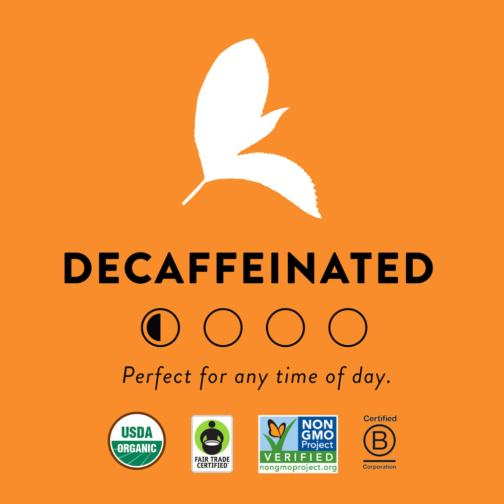 Choice Organic Teas taza con té infusionado, muestra color y cuerpo deseado