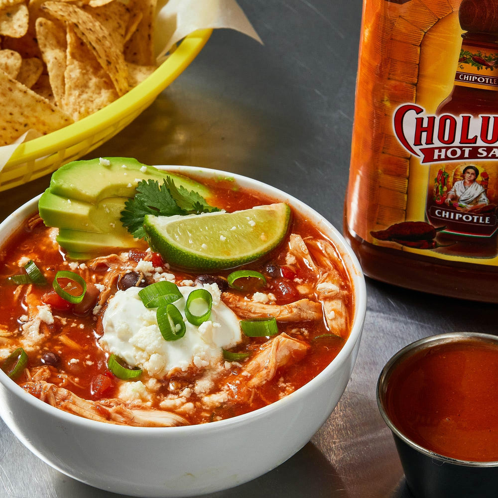 Recipientes con Cholula listos para uso en preparación culinaria