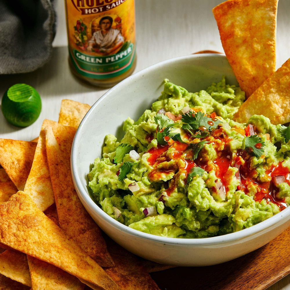Cholula salsa en cuchara listada para servir y probar sabor