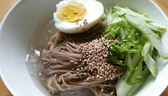 Choung Soo naengmyeon servido en plato para disfrutar fresco y equilibrado