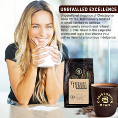 Christopher Bean Coffee bolsa junto a una taza para comparar tamaño de 10 onzas y porciones