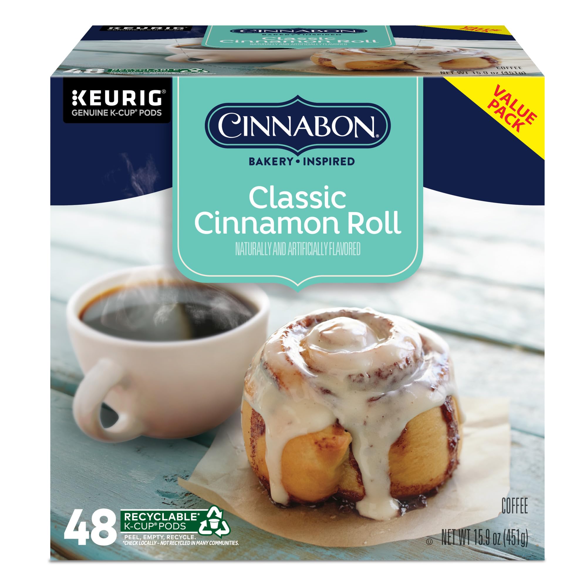 CINNABON café en mesa de desayuno evocando experiencia de repostería