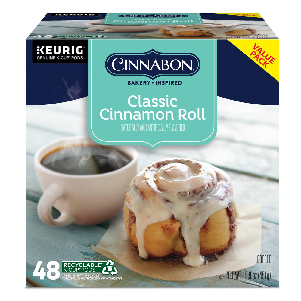 CINNABON café en mesa de desayuno evocando experiencia de repostería