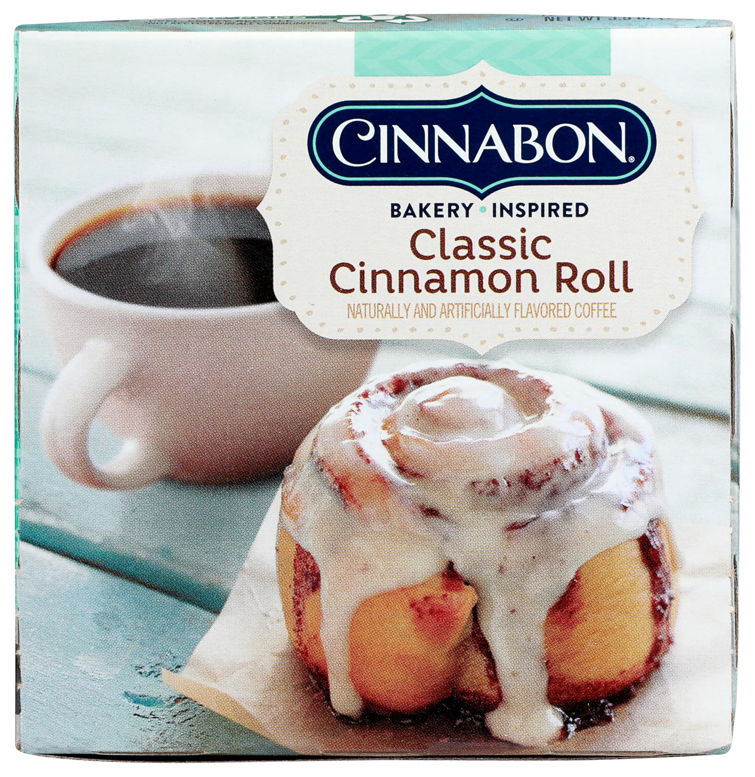 CINNABON taza servida junto a rollo de canela ilustrando sabor inspirado
