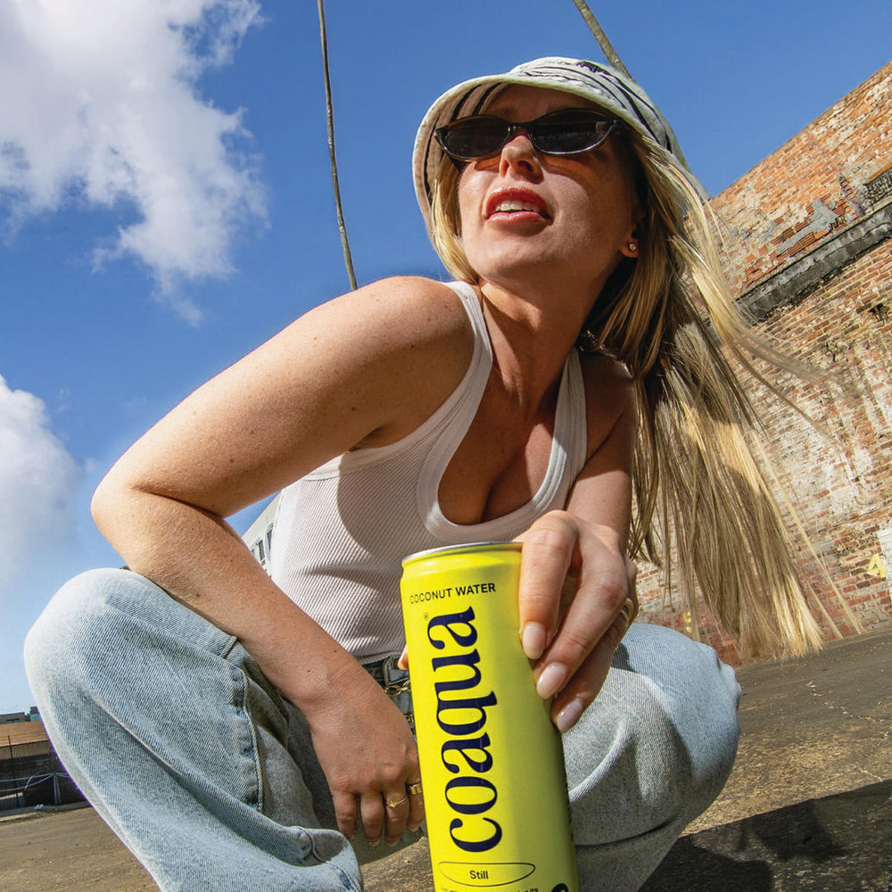 Detalle de la textura del agua de coco CoAqua en vaso, sabor puro y refrescante