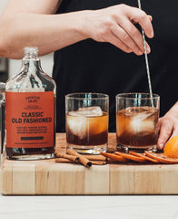 Cocktail Crate botella siendo vertida para preparar un cóctel rápido