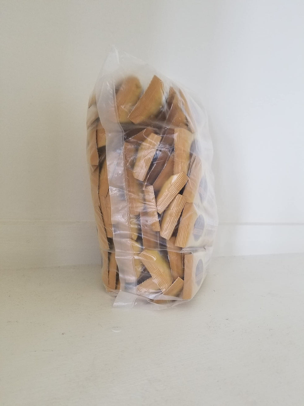 CocoRinga bolsa junto a manos para comparar tamaño y volumen de los 50 sobres