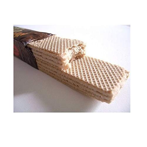 Cocosette galleta en mano junto a café para merienda práctica